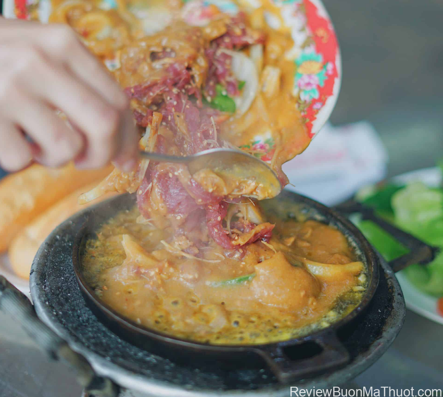 Bò nhúng me – Đặc sản Buôn Mê Thuột nổi tiếng